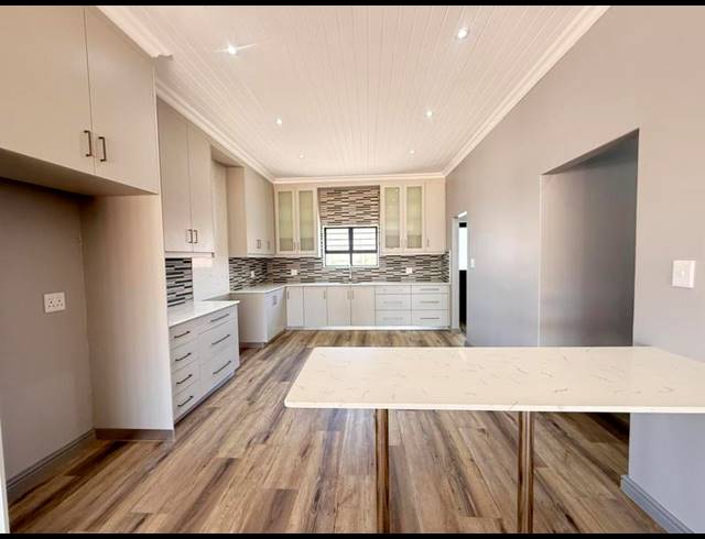 4 BEDROOM HOUSE FOR SALE IN TAFELZICHT